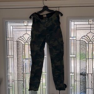 Alice and Olivia cargo pants size 8